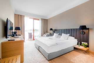 Отель Tiffi Boutique Hotel Ольштын Двухместный номер Делюкс с 1 кроватью или 2 отдельными кроватями и видом на озеро-3